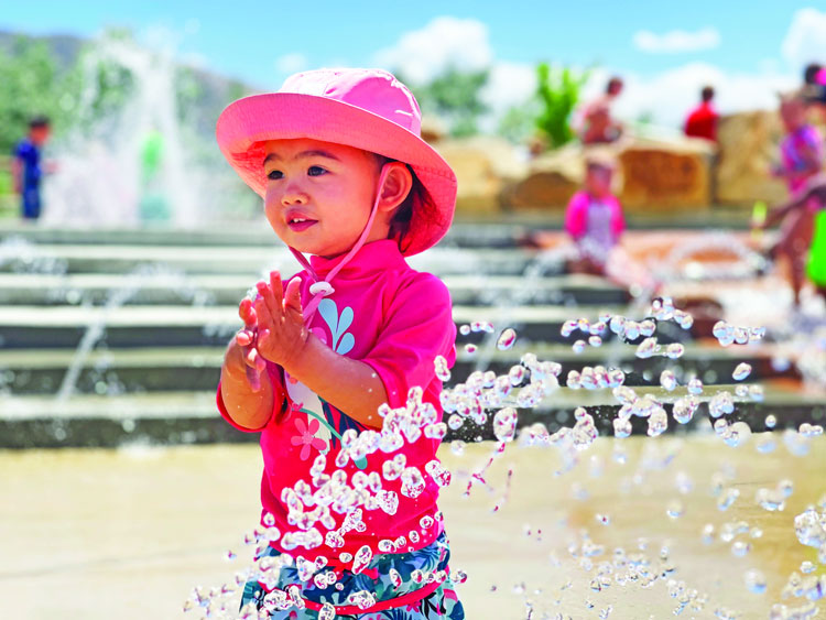 girl splashpad