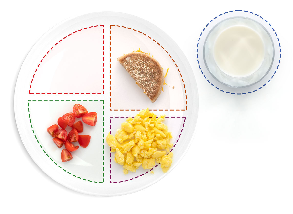 Muffin inglês integral com queijo, ovos mexidos e tomates