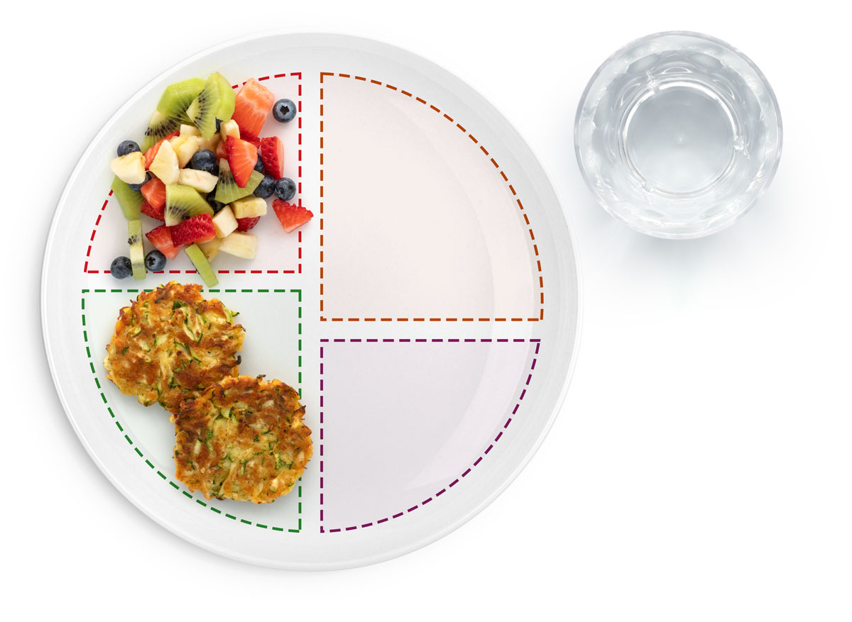 Bolinhos de abobrinha e frutas picadas