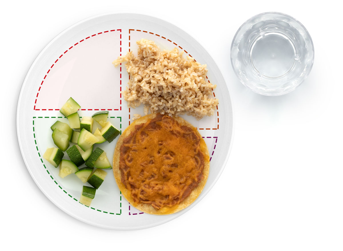 Tostada de feijão, arroz e abobrinha picada