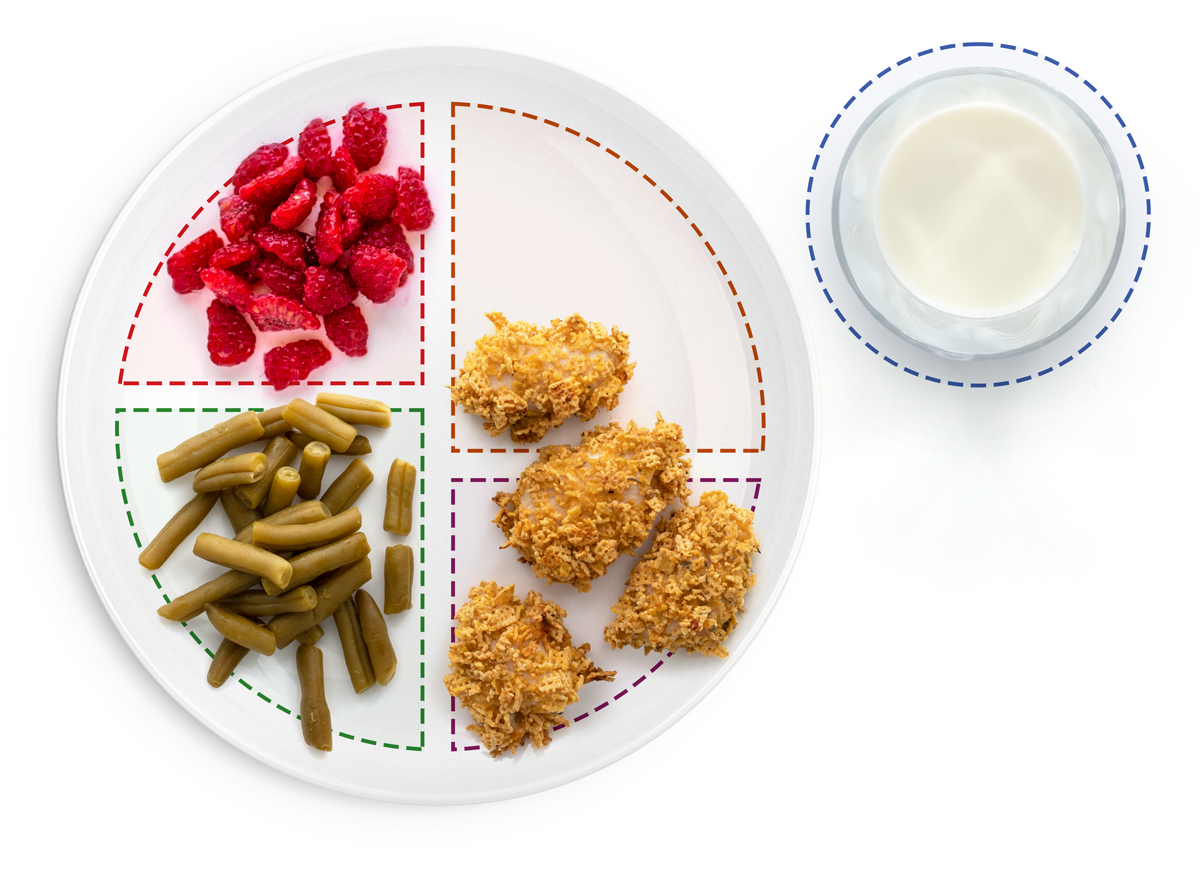 Nuggets de frango, feijão verde e framboesas